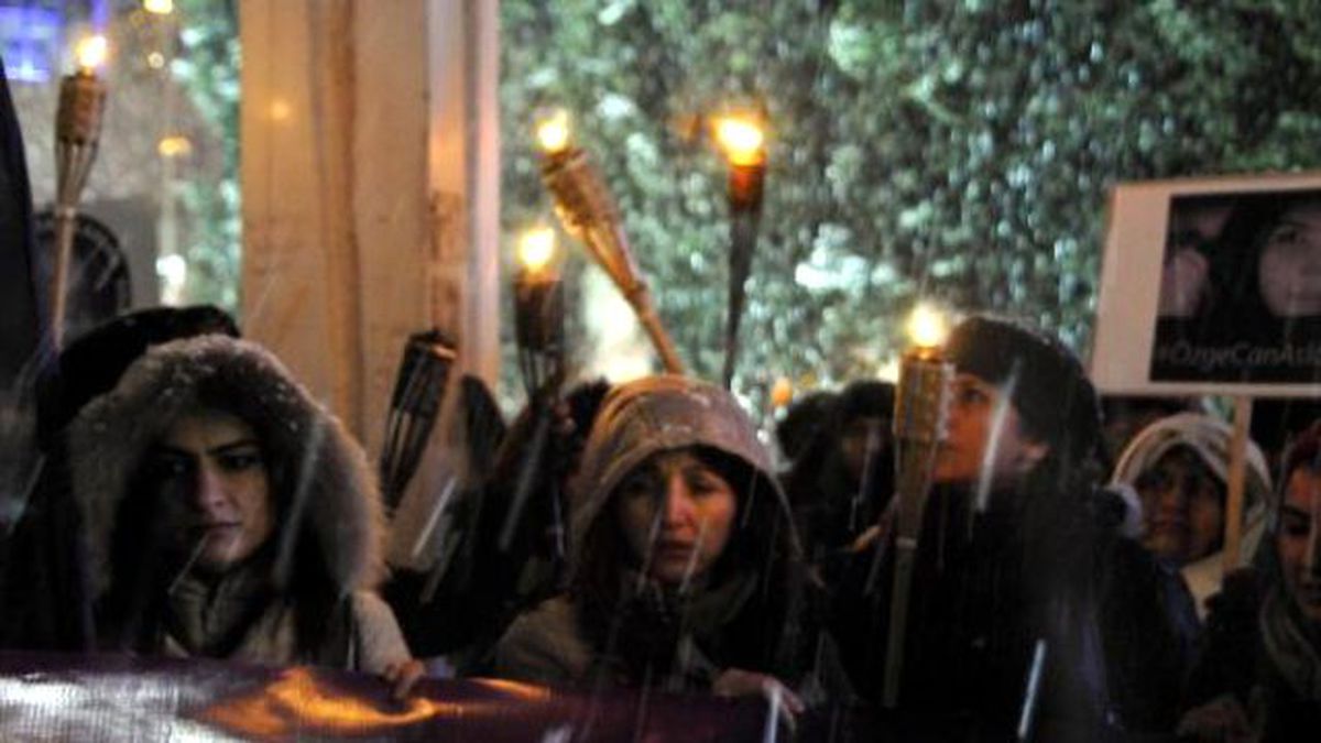 Kar Altında Özgecan Protestosu