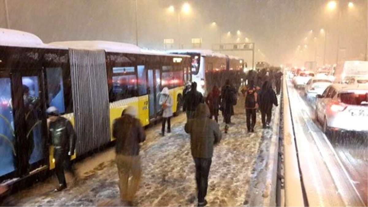 Kar İstanbul\'u Teslim Aldı, TEM Otoparka Döndü, FSM Saatlerce Kapandı