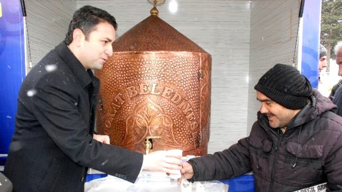 Kar Yağışı Altında Vatandaşa Sıcak Çorba İkramı