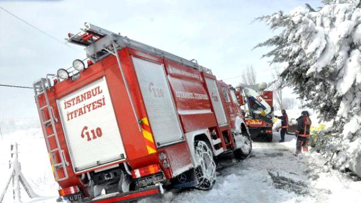 Karda Mahsur Kalanlara Giden İtfaiye Aracı da Mansur Kaldı