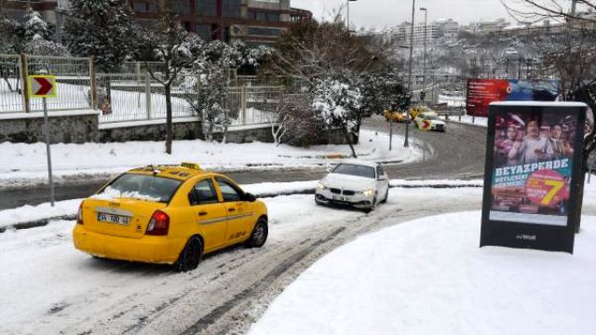 Kardan Trafik Sıkışınca Yerin 40 Metre Altında Yürüdüler