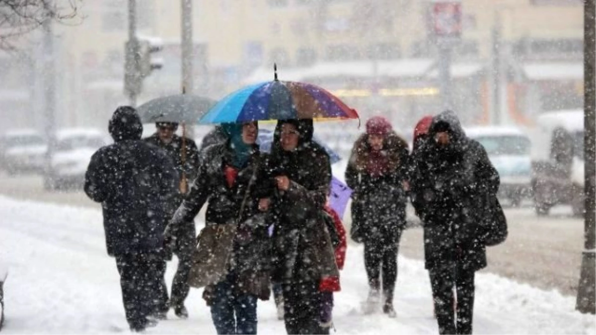 Kayseri\'de Yoğun Kar Yağışı Etkili Oldu