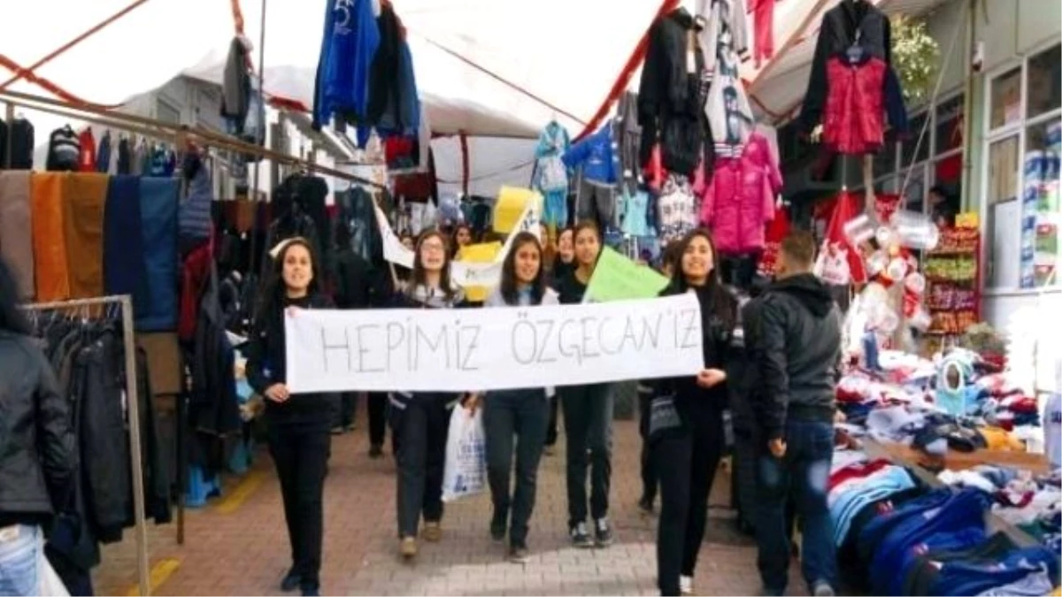 Liseli Kızlar Pazar Yerinde Özgecan Cinayetini Protesto Etti