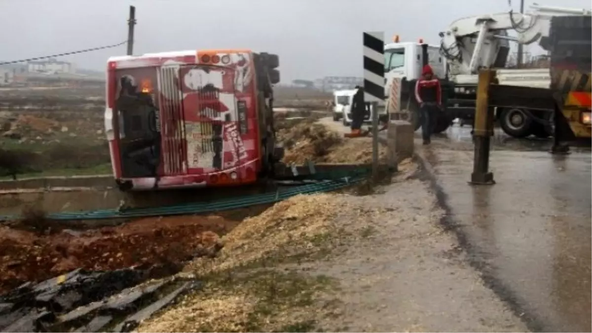 Otobüs Su Kanalına Devrildi: 5 Yaralı