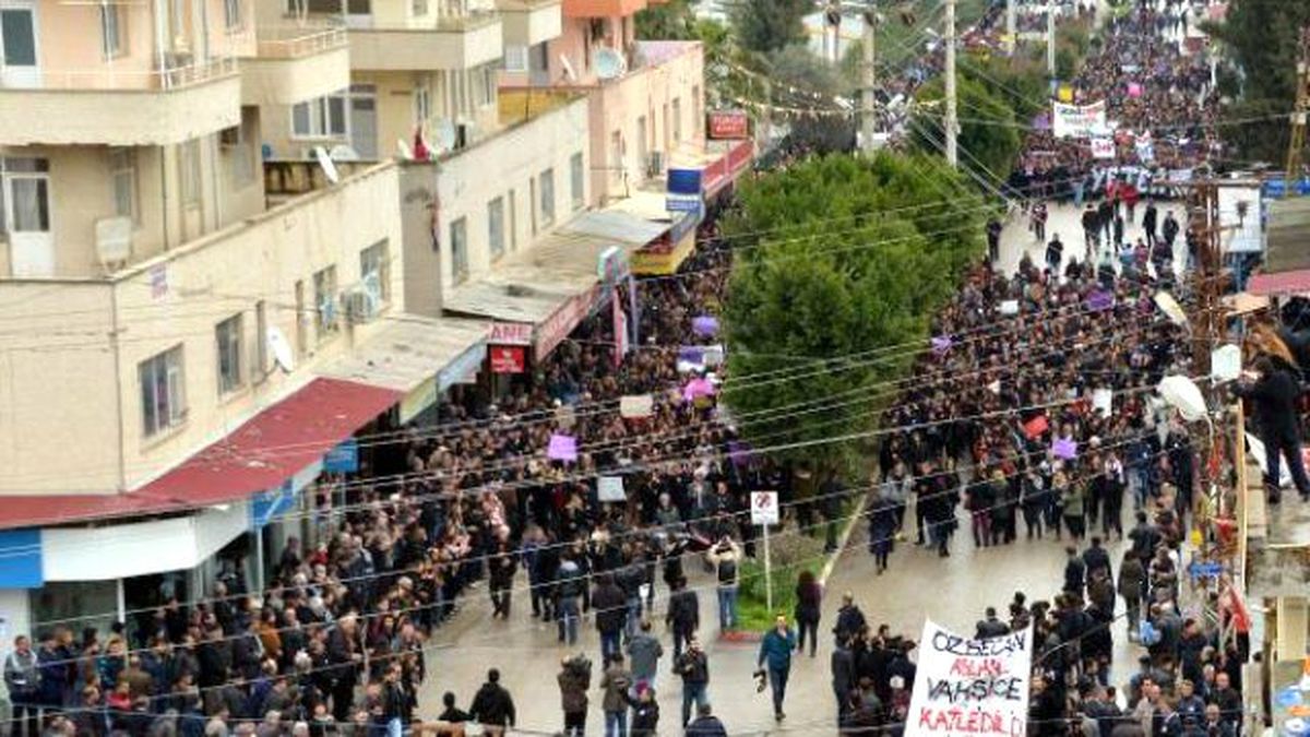 Özgecan İçin Okuduğu Üniversitede 15 Bin Kişi Yürüdü