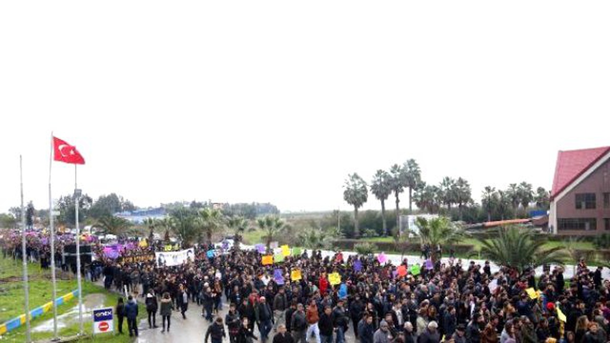 Özgecan İçin Okuduğu Üniversitede 15 Bin Kişi Yürüdü (2)