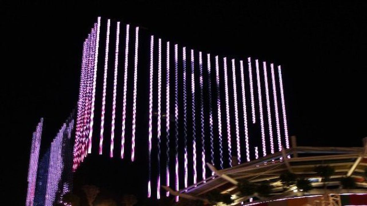 Antalya\'da Özgecan\'ın Dev Fotoğrafı LED Işıklarla Yansıtıldı