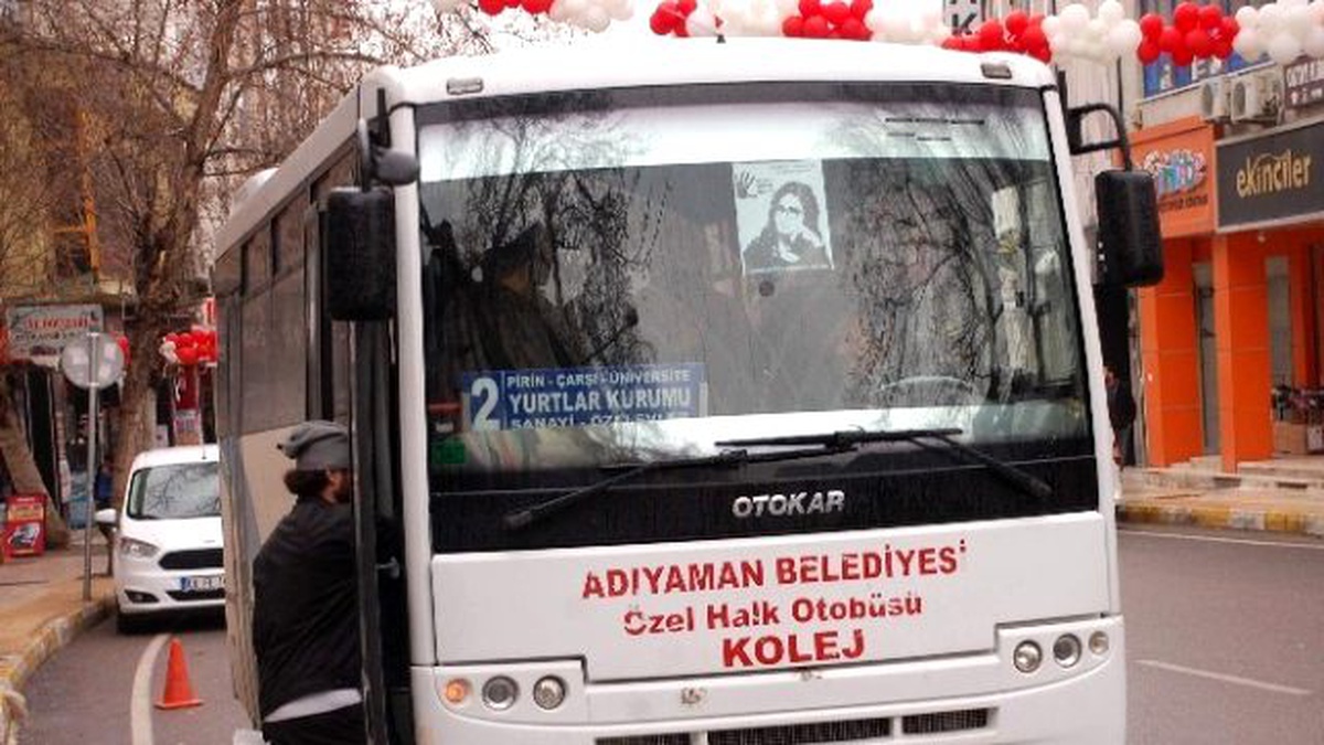 Özgecan\'ın Fotoğrafları Minibüslere Asıldı