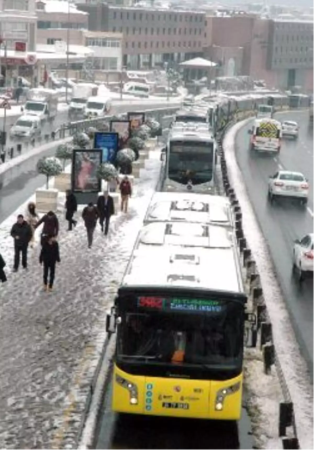 Rampa Çıkamayan Metrobüsler Uzun Kuyruk Oluşturdu