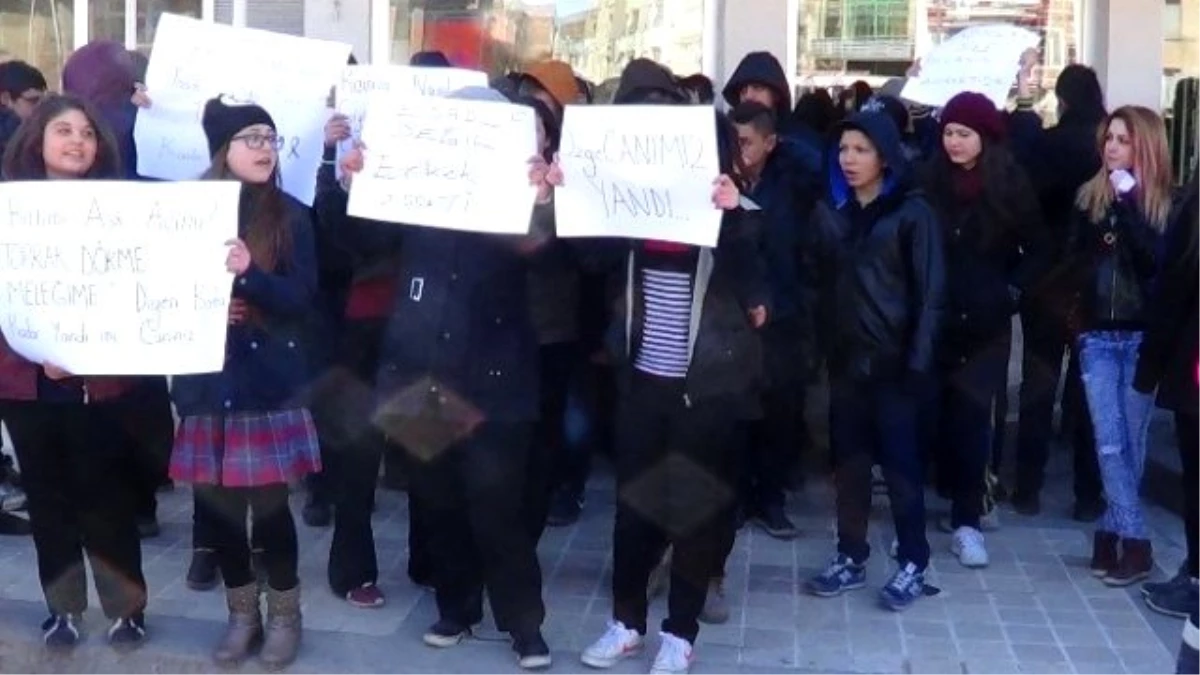 Sandıklı\'da Özgecan Katliamını Öğrenciler Protesto Etti