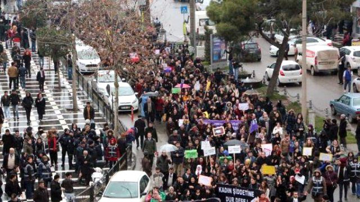 Şanlıurfa\'da Özgecan Yürüyüşünde Polisler Siyah Kurdele Taktı