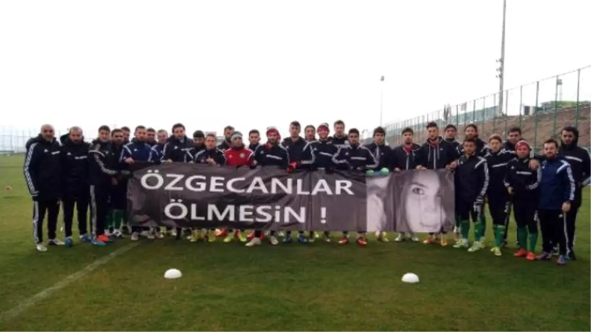 Şanlıurfasporlu Futbolculardan \'Özgecanlar Ölmesin\' Pankartı