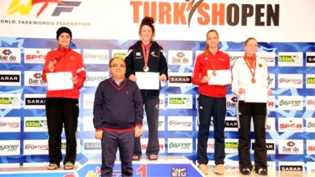 Selçuk, Tekvando\'da 2 Altın ve 1 Gümüş Madalya Kazandı