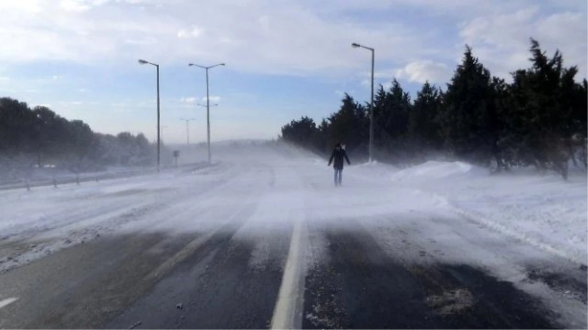 Silivri\'de Buzlanan Yollar Sürücülere Zor Anlar Yaşattı