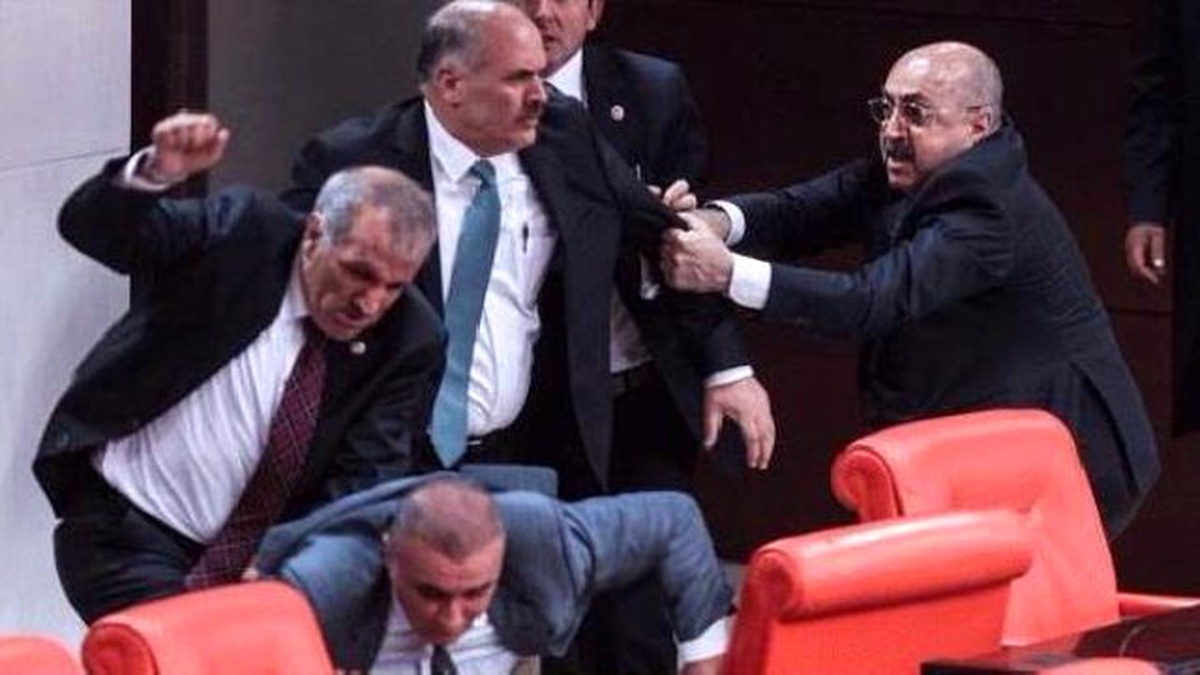 TBMM\'de Kavga: Hdp\'li ve CHP\'li 4 Vekil Yaralandı