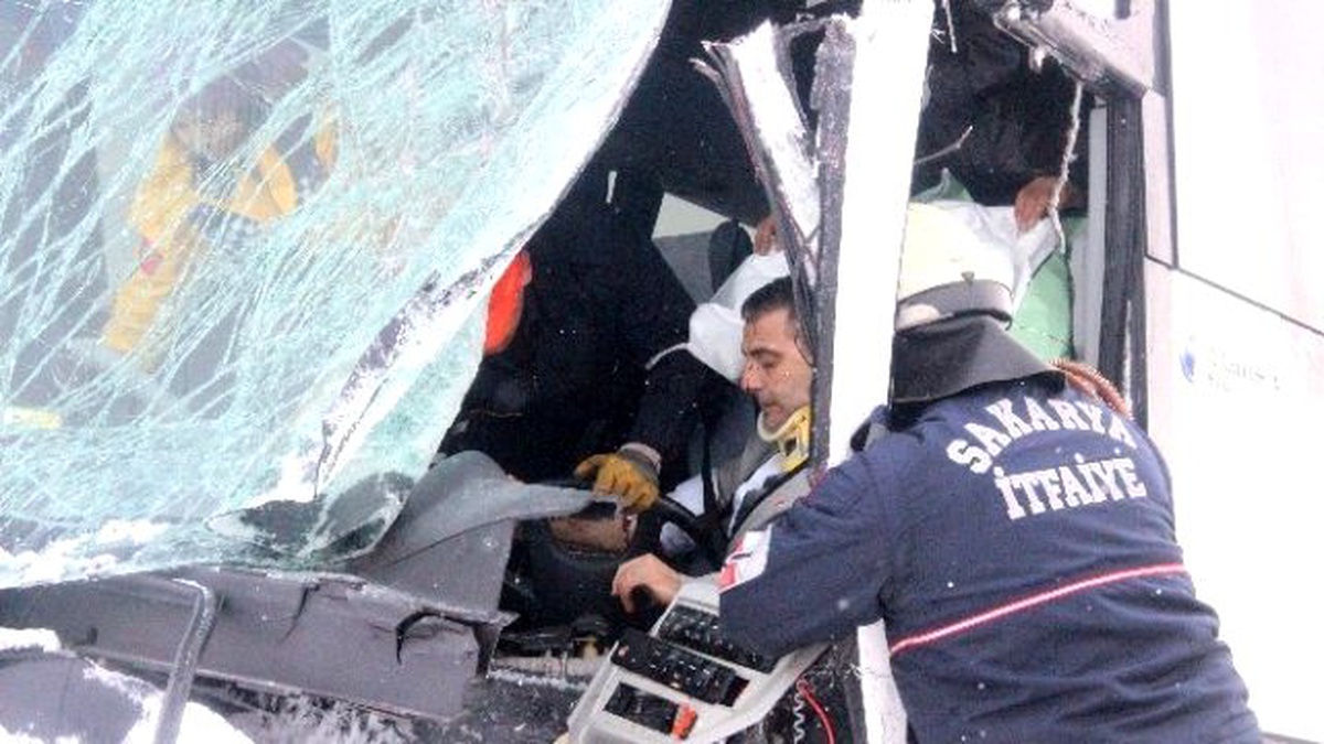 Tem Otoyolu\'nda Can Pazarı: 30 Yaralı