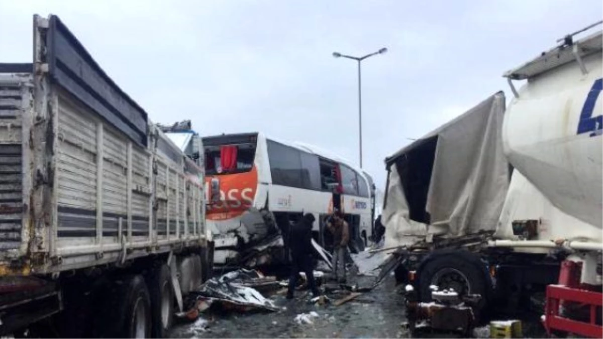 Tem Sakarya Geçişinde Zincirleme Kazalar Nedeniyle İki Yönlü Kapandı