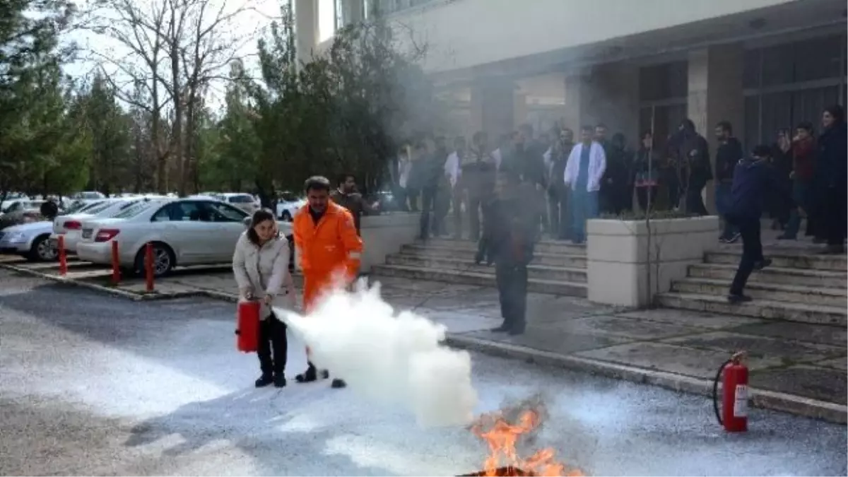 Tıp Öğrencilerine Yangın Söndürme Eğitimi Verildi