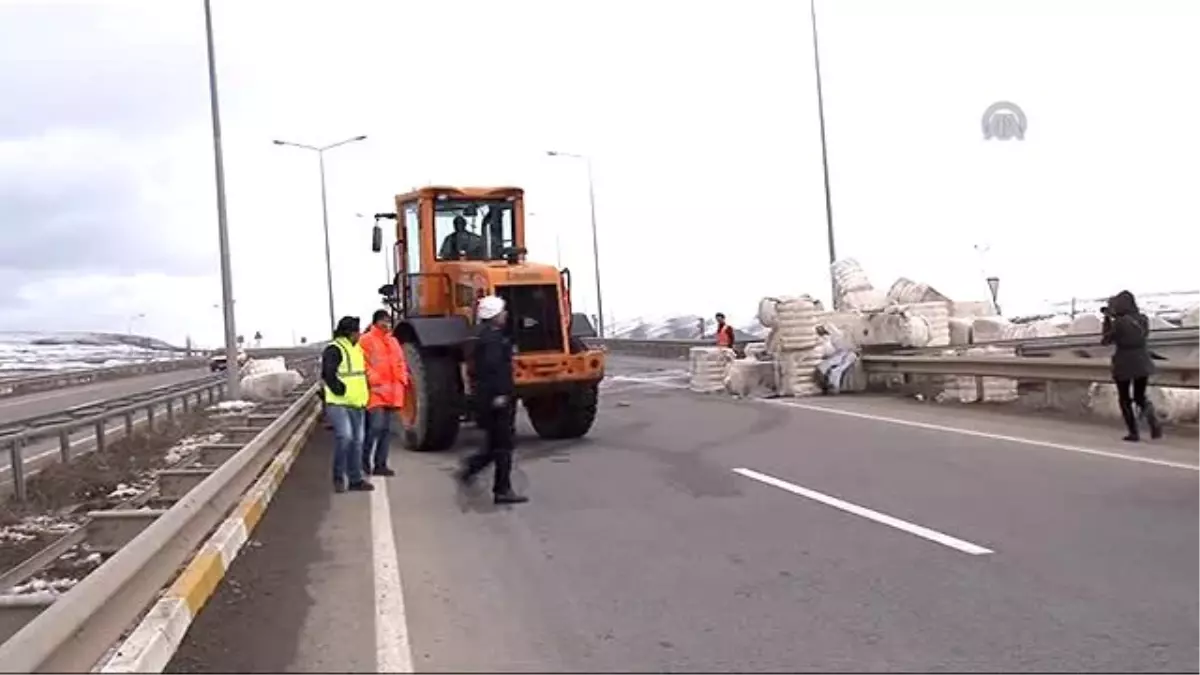 Tırdan Düşen Pamuk Balyaları Karayolunda Trafiği Aksattı