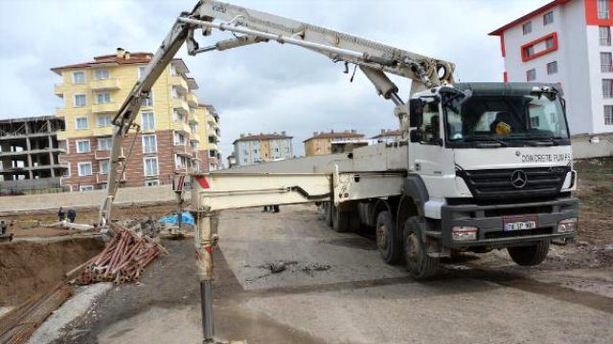 Üzerine Beton Pompası Düşen İşçi Öldü