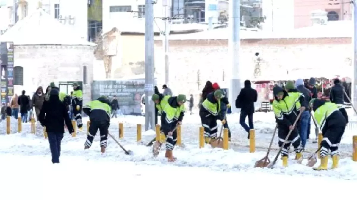 Varışı Olmayan Yolculuk...suriyeli Aile Kar Bastırınca Metroya Sığındı...