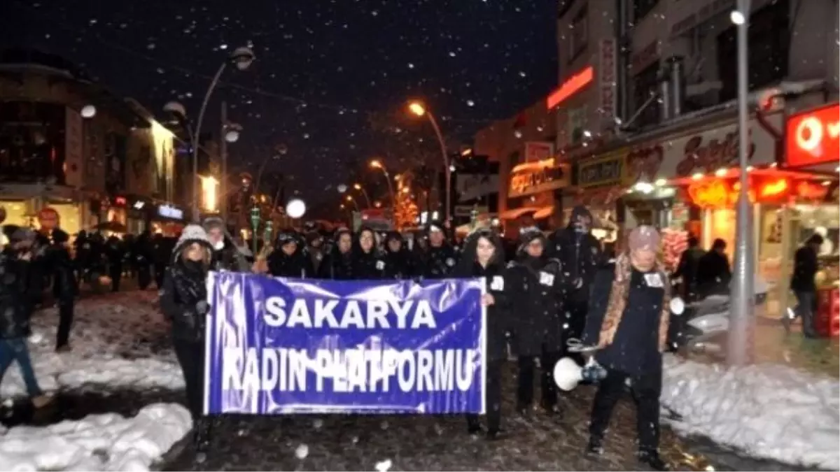 Yoğun Kara Yağışına Rağmen Kadınlar Özgecan İçin Yürüdü