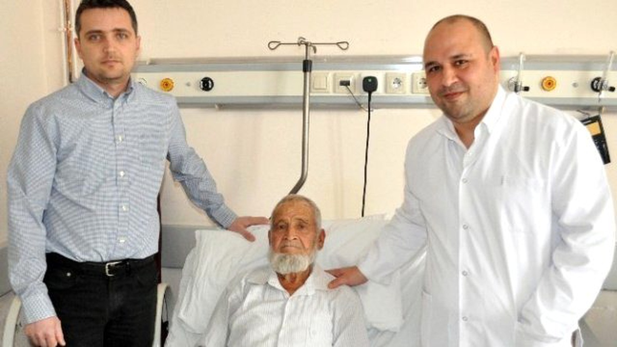 81 Yaşındaki Hastanın Karın Damarına Uyutulmadan Stent Takıldı