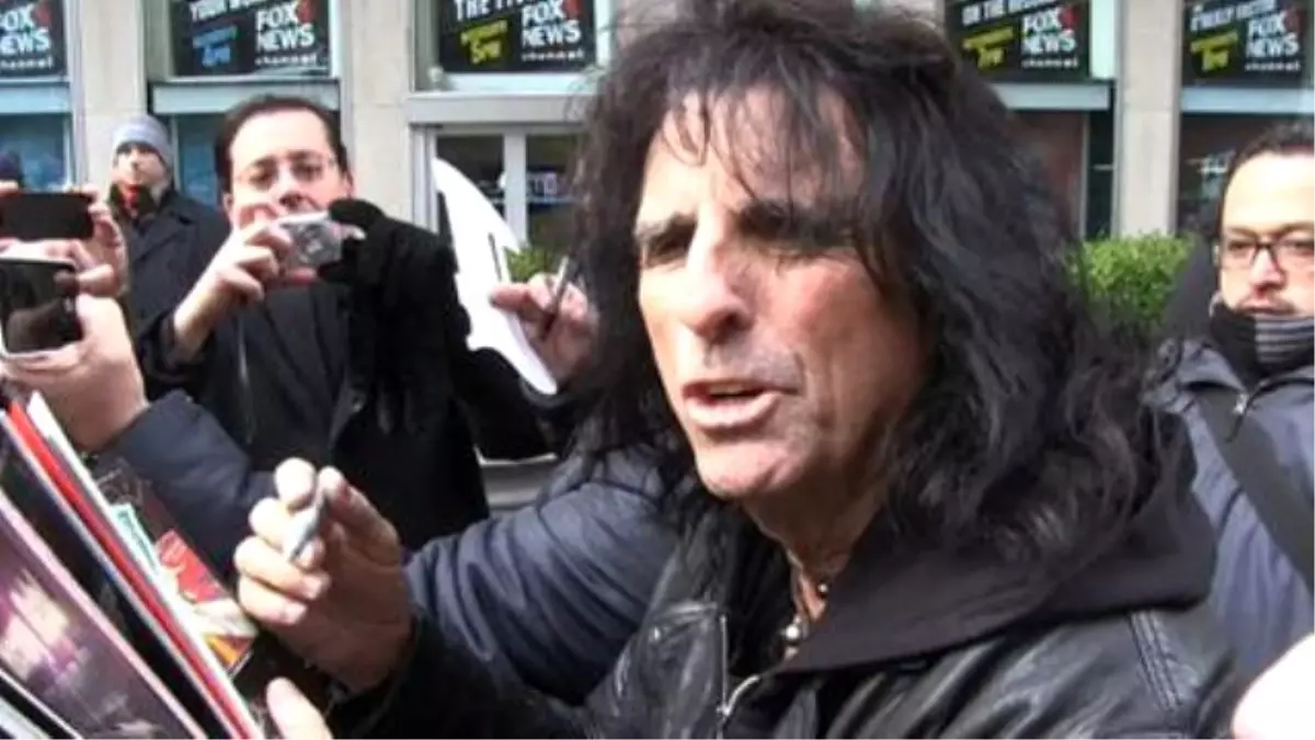 Alice Cooper -- Tiger Woods Is No Loser ... He\'ll Win 10 More Tourneys!