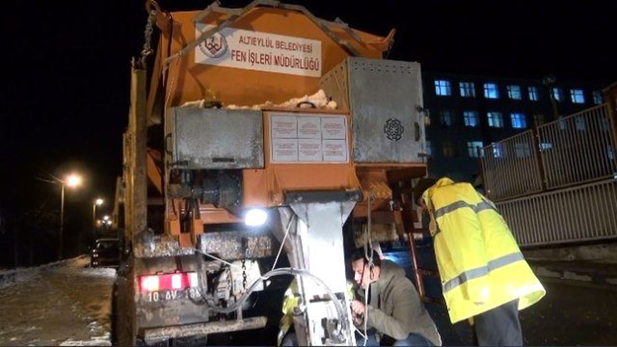 Altıeylül\'de Ekipler 7/24 Çalışıyor