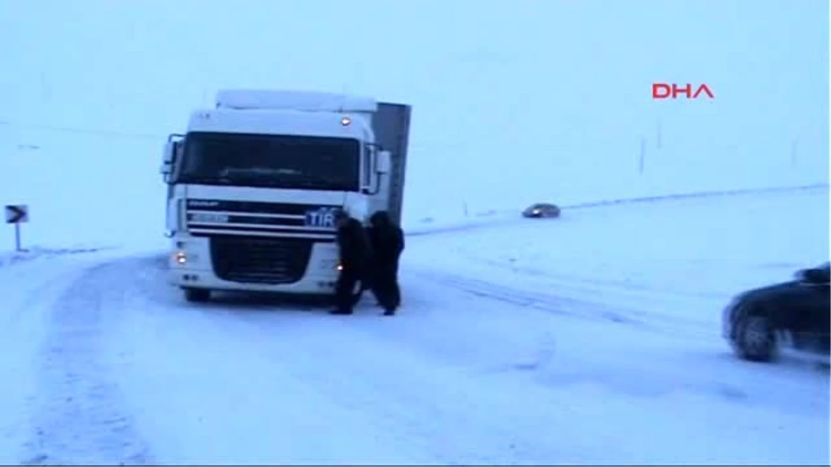 Ardahan Ilgar Dağı Geçidi\'nde Tipi Kazaralara Yol Açtı