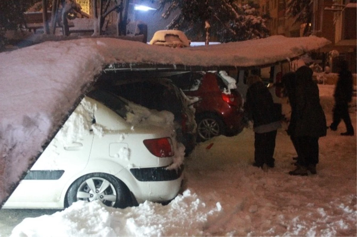 Bakırköy\'de İstinat Duvarı Otoparkın Çatısına Çöktü