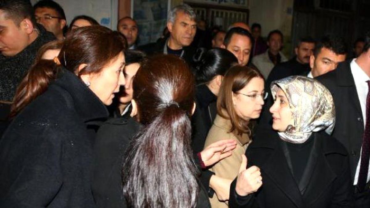 Başbakanın Eşi Sare Davutoğlu Özgecan\'ın Ailesini Ziyaret Etti (2)