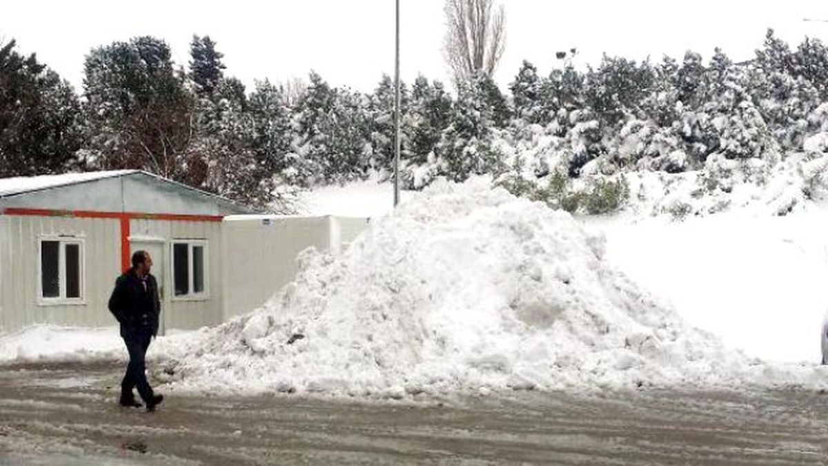 Cadde ve Sokaklar Karla Kaplandı, Ağaçlar Devrildi...