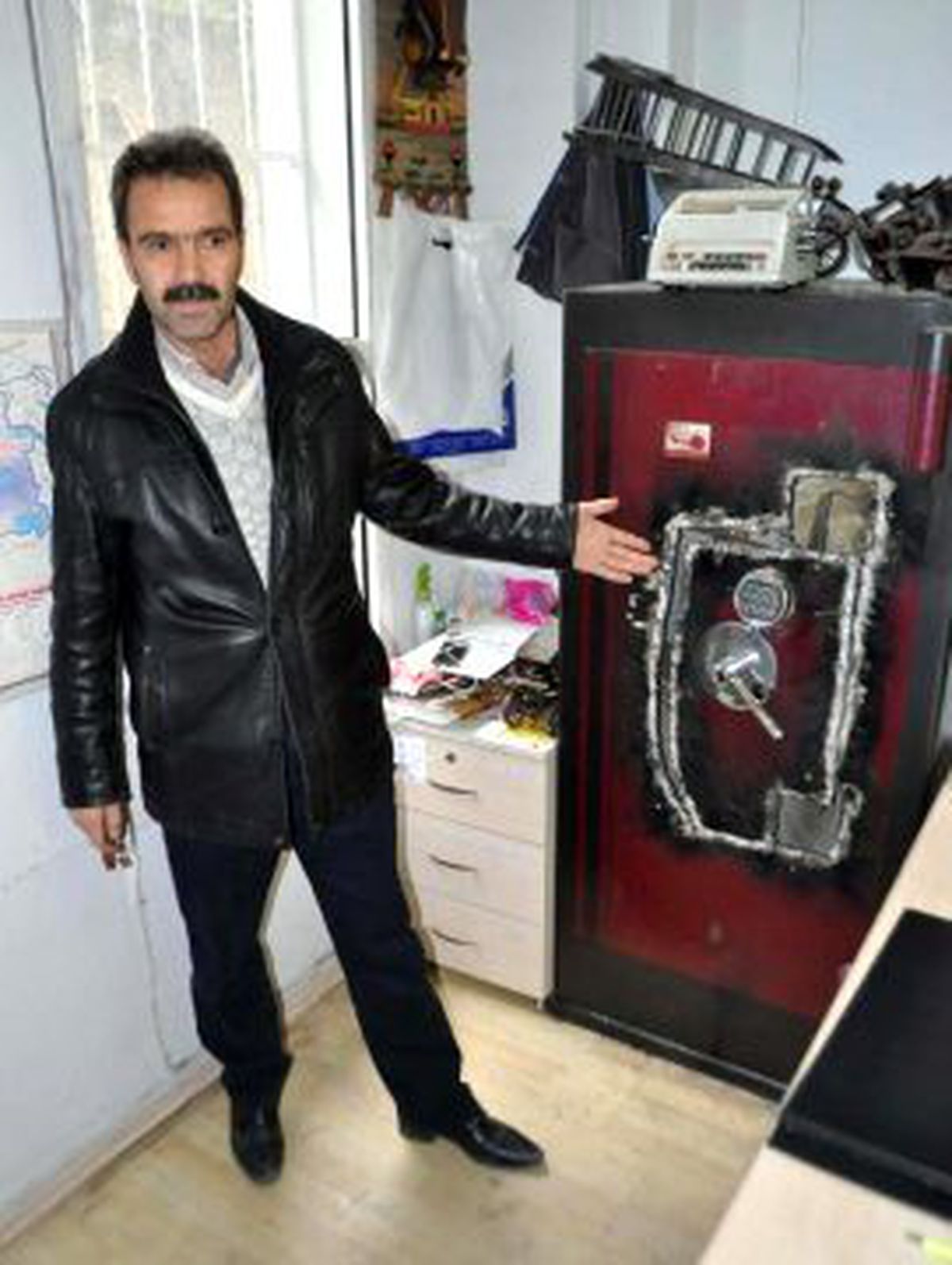 Çelik Kasayı Kesip İçini Boşalttılar