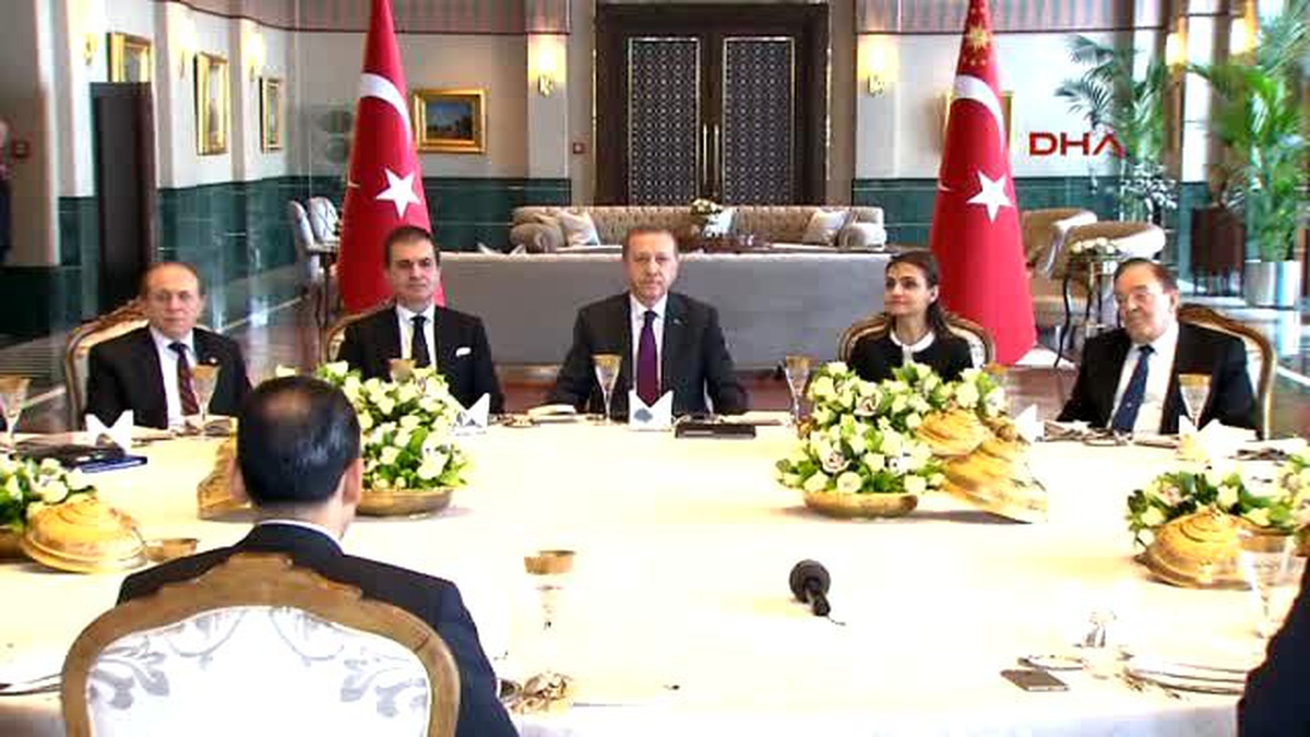 Cumhurbaşkanı Erdoğan, Cumhurbaşkanlığı Sofrası\'nda Akademisyenlerle Bir Araya Geldi