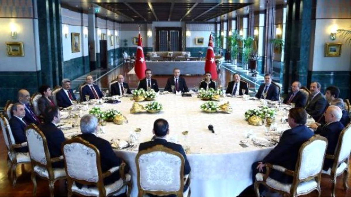 Cumhurbaşkanı Erdoğan, Cumhurbaşkanlığı Sofrası\'nda Akademisyenlerle Bir Araya Geldi (2)