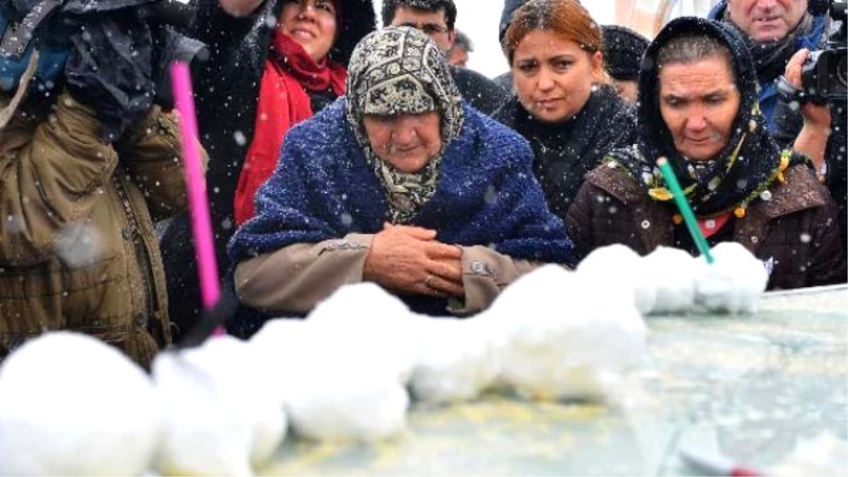 Annesi, Gazeteci Nuh Köklü\'yü Kartopuyla Uğurladı