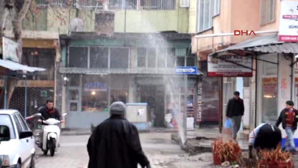 Gaziantep Otomobilin Patlattığı Su Borusu Zor Anlat Yaşattı