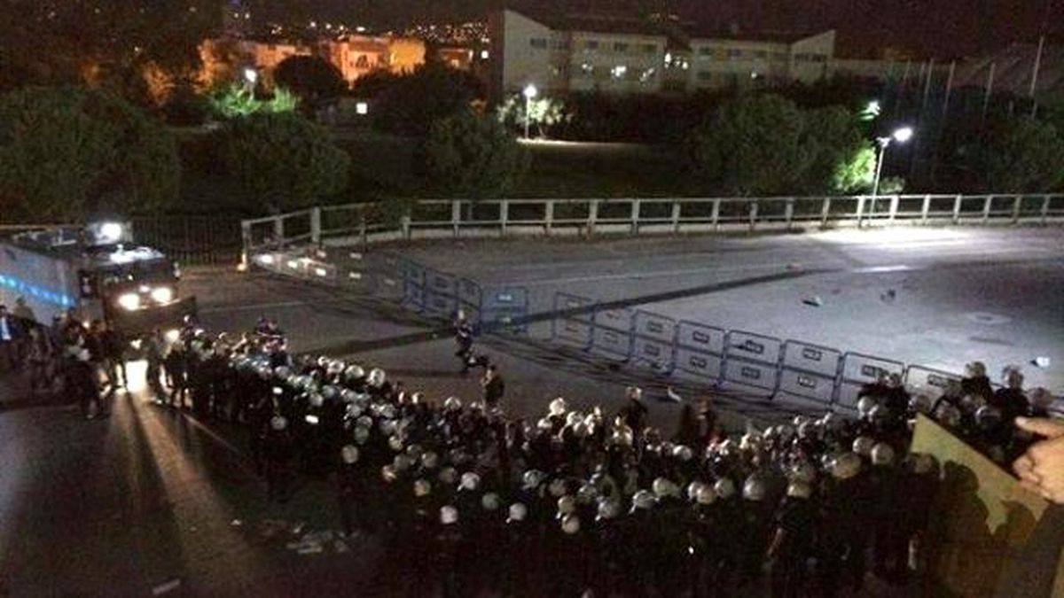 Göztepe Taraftarından \'Polis Şiddeti\' Tepkisi