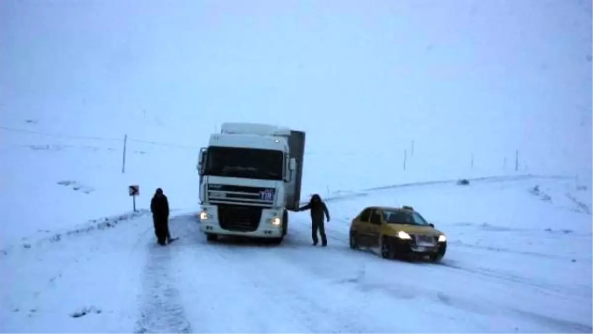 Ilgar Dağı Geçidinde Tipi Kazaralara Yol Açtı