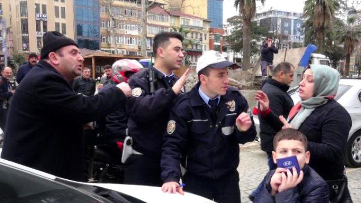 Kadın Sürücüden Aracına Çarpan Minibüs Şöförüne \'Erkek Egemenliği\' Tepkisi