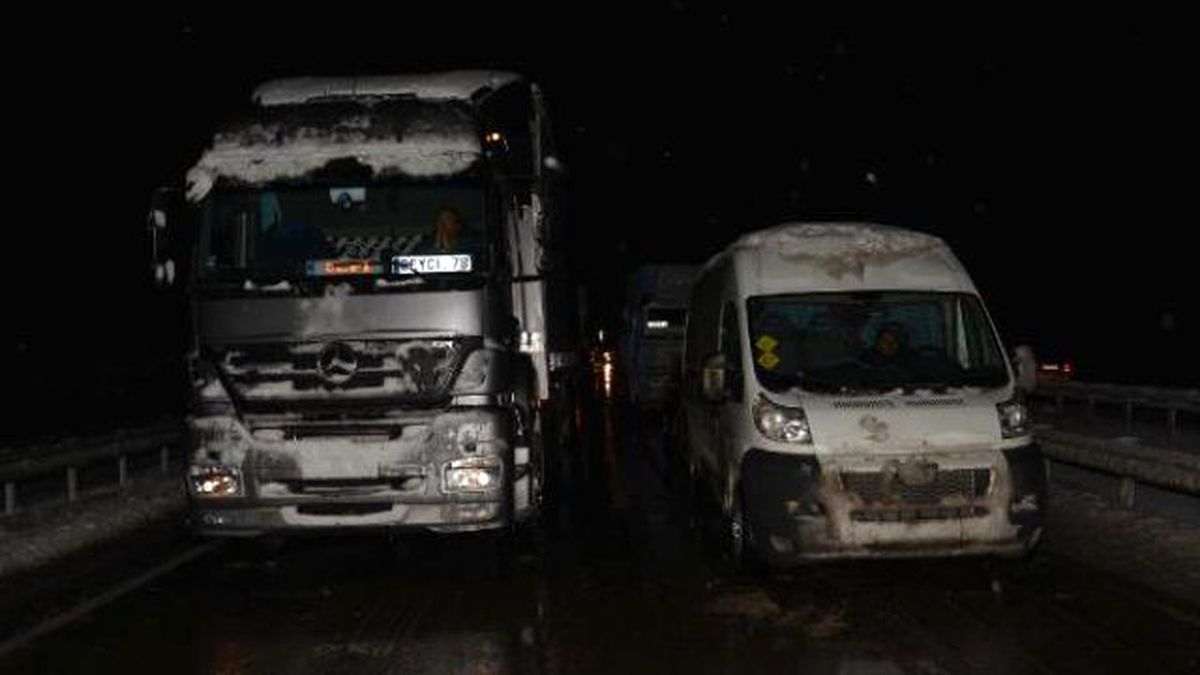 Kar, Bursa\'da, 100 Köy Yolunu Ulaşıma Kapattı