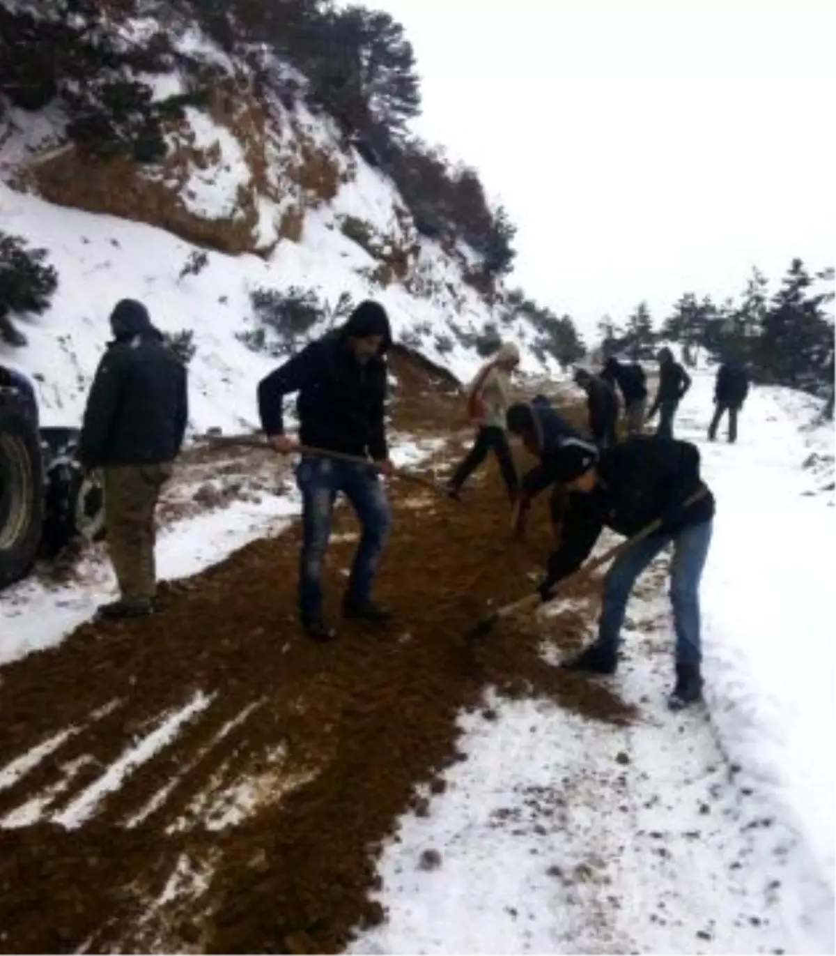 Köylülerin İmece Usulü Yol Açma ve Kumlama Çalışması