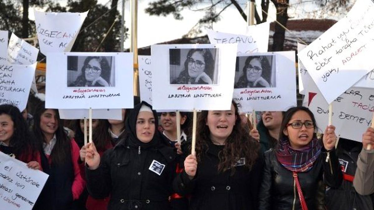 Kula\'da Öğrenciler Özgecan İçin Yürüdü