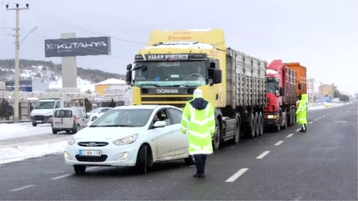 Kütahya\'nın Çevre İllerde Bağlantısı 8 Saattir Kesik