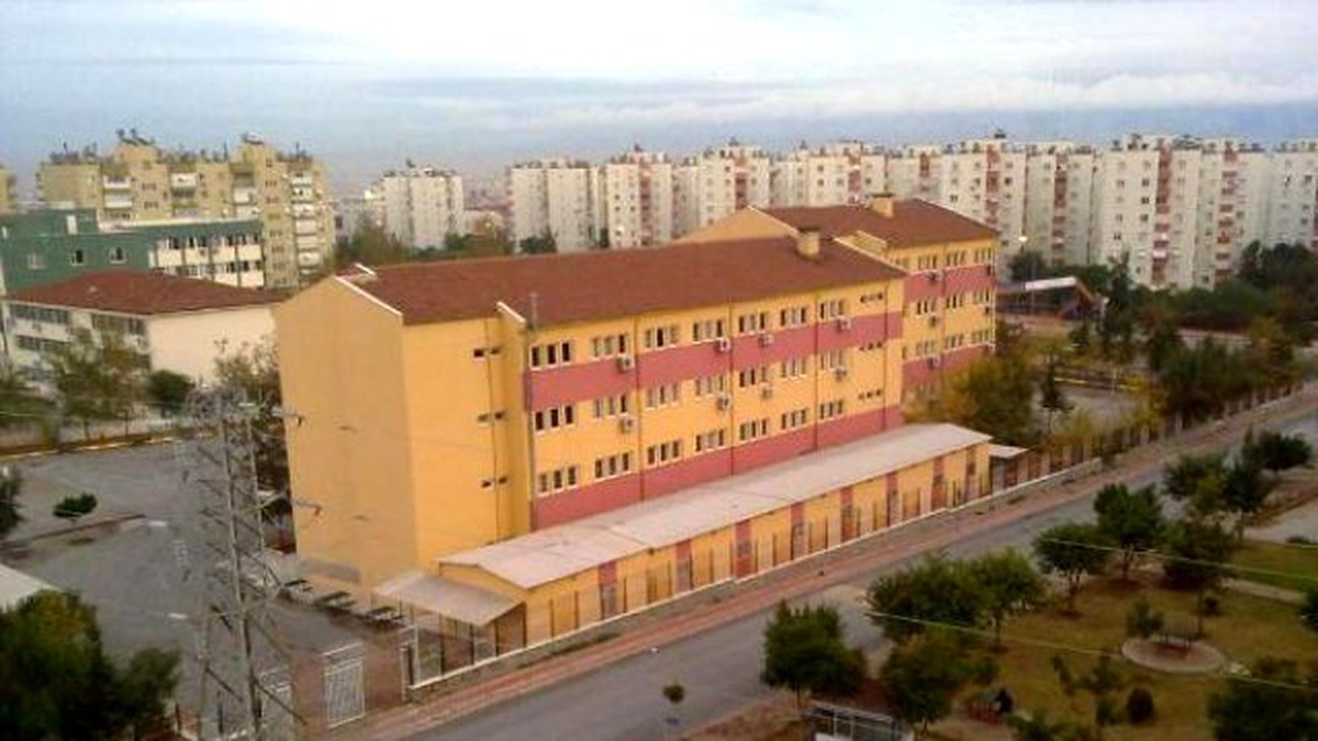 Lisede Kısa Etek Giyen Kızlara \'Erkek Timi\'