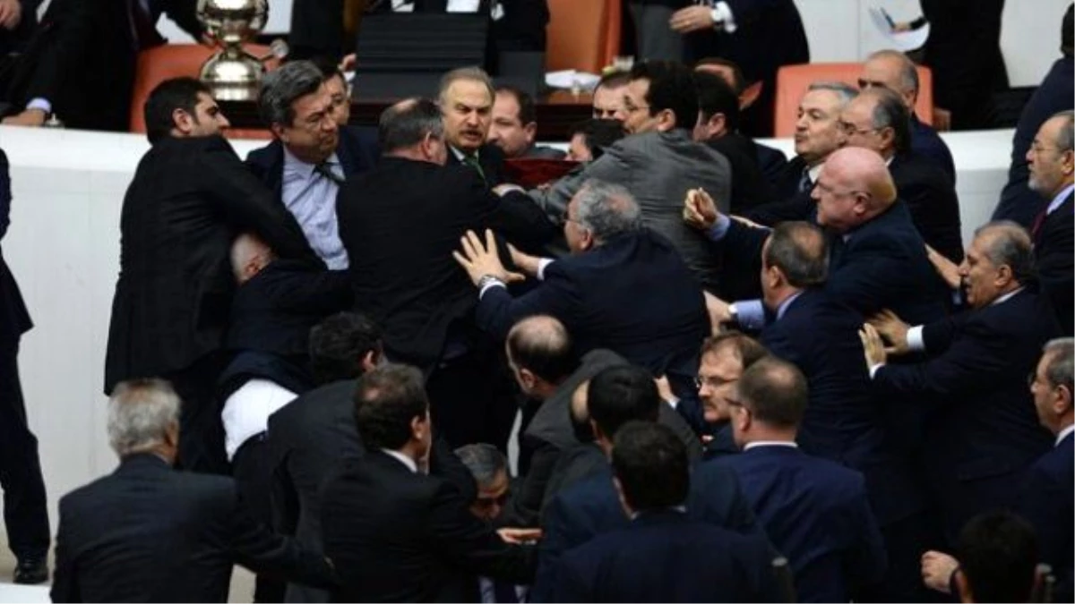 Meclis\'te Yine Kavga Çıktı! CHP\'li Vekil Merdivenlerden Düştü