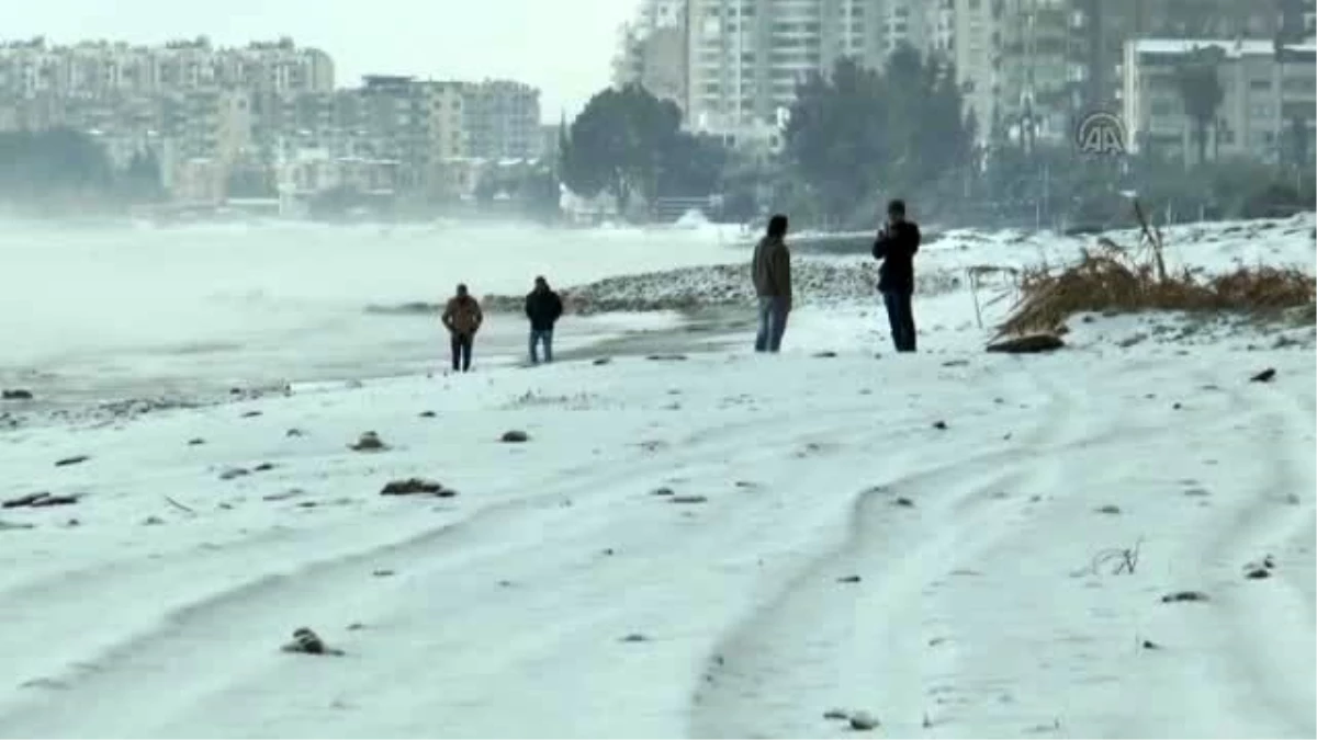 Mersin\'de Kent Merkezine Kar Yağdı
