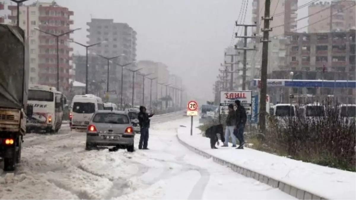 Mersin Kent Merkezine Yağan Kar Şaşkına Çevirdi