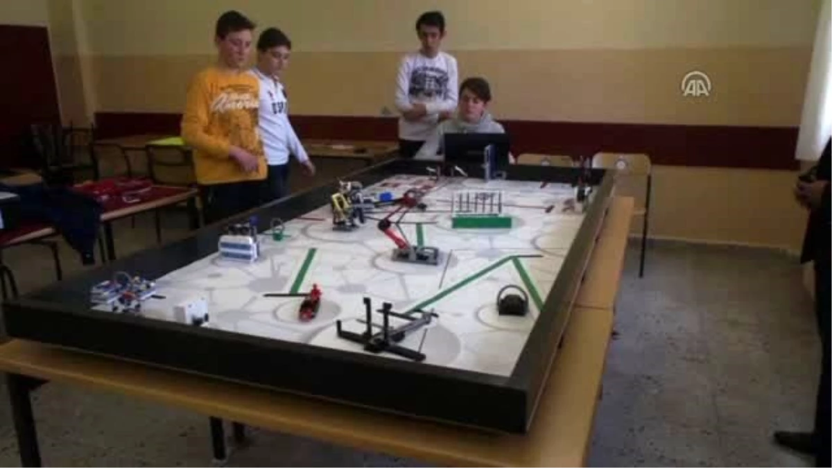 Tavşanlı\'da Öğrenciler Yarışma İçin Robot Yaptı